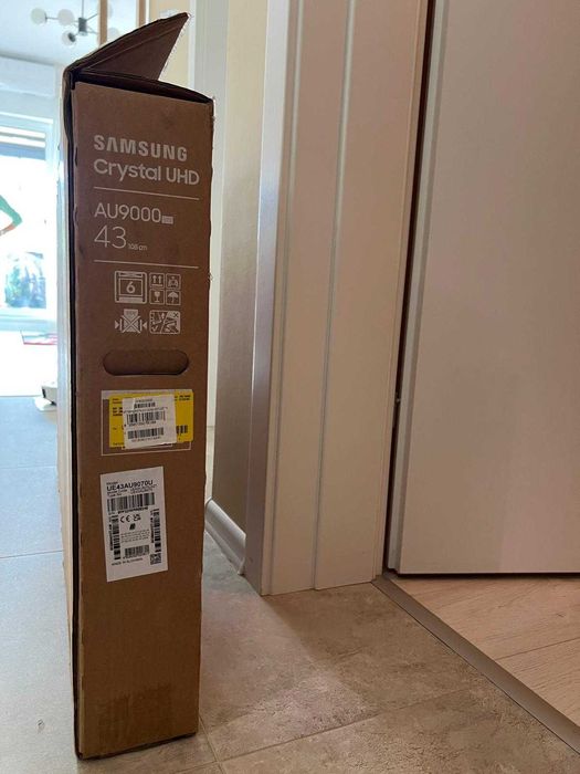 Vând televizor Samsung Crystal UHD AU9000, diagonală 43” (108 cm), nou