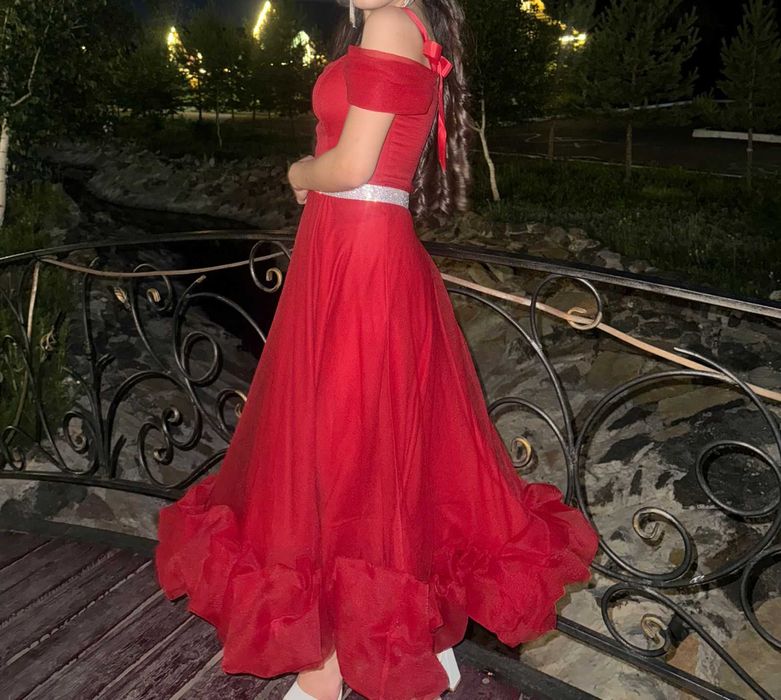 Продается шикарное вечернее платье красного цвета