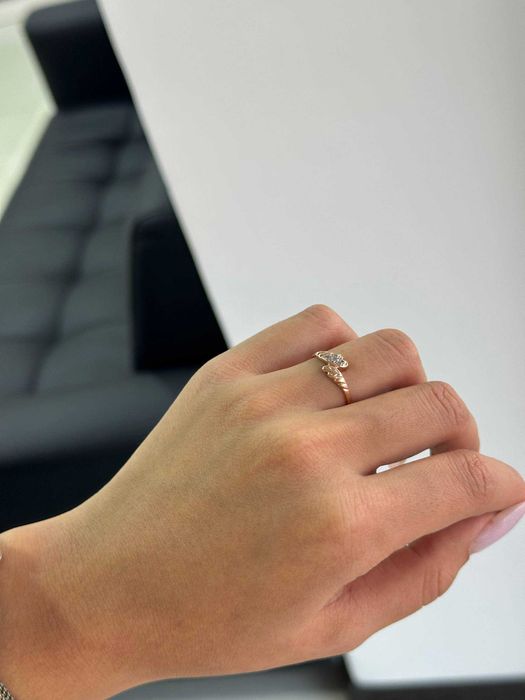 Кольцо золотое с белым камушком