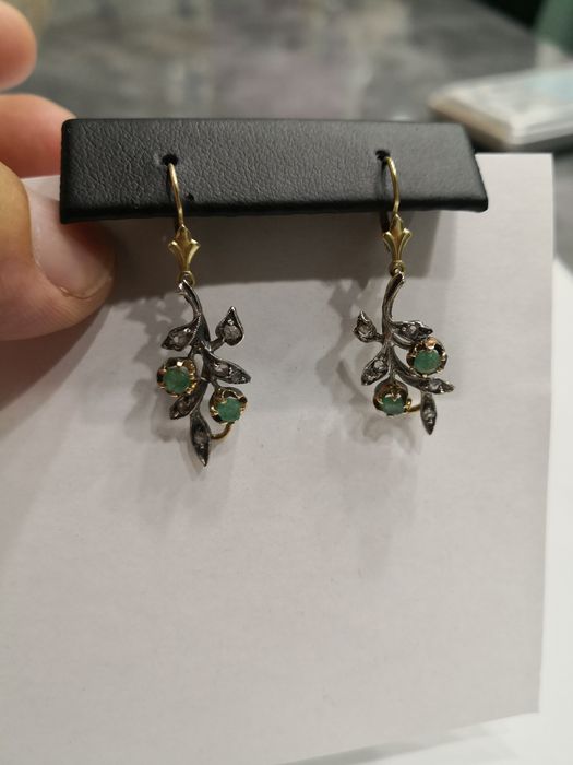 Vind cercei vintage din aur cu smaralde și diamante