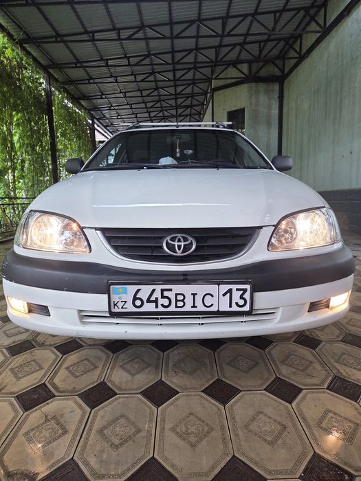 Тайота авенсис 2002г