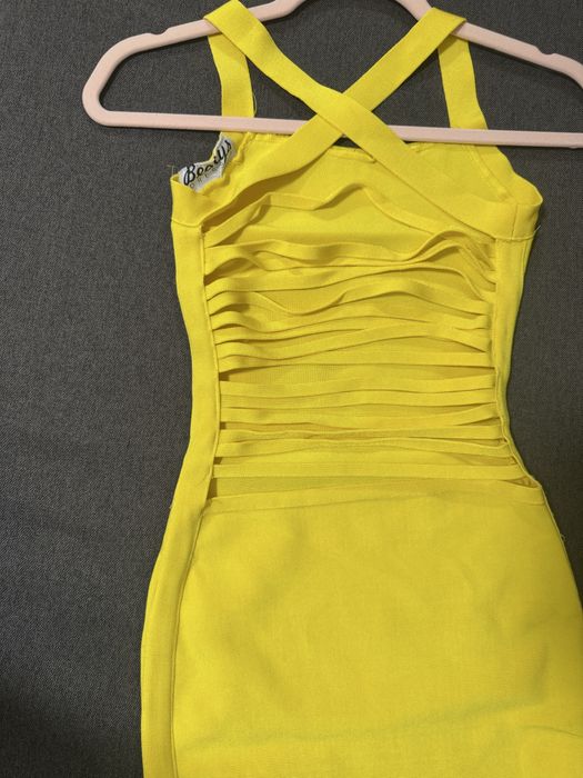 Бандажна къса жълта рокля с интересен гръб ХХС-ХС