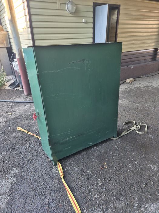 Сейф железный тяжёлый