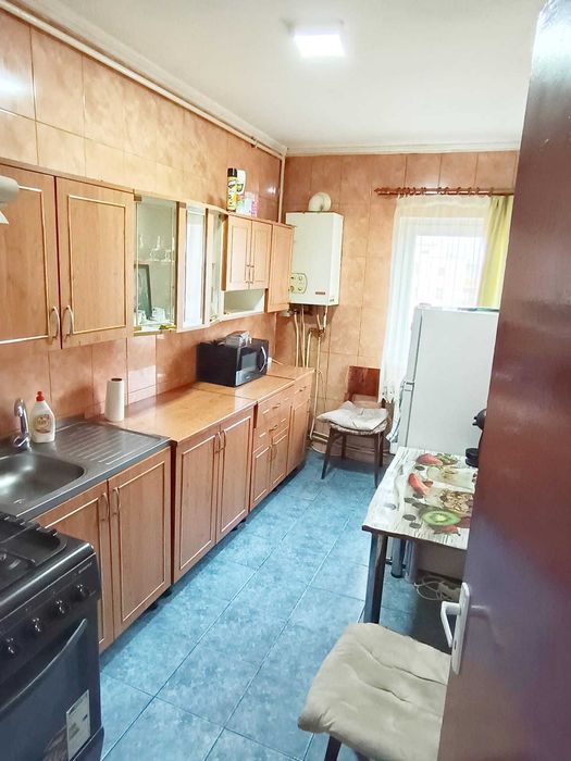 Apartament 3 camere,etaj 4