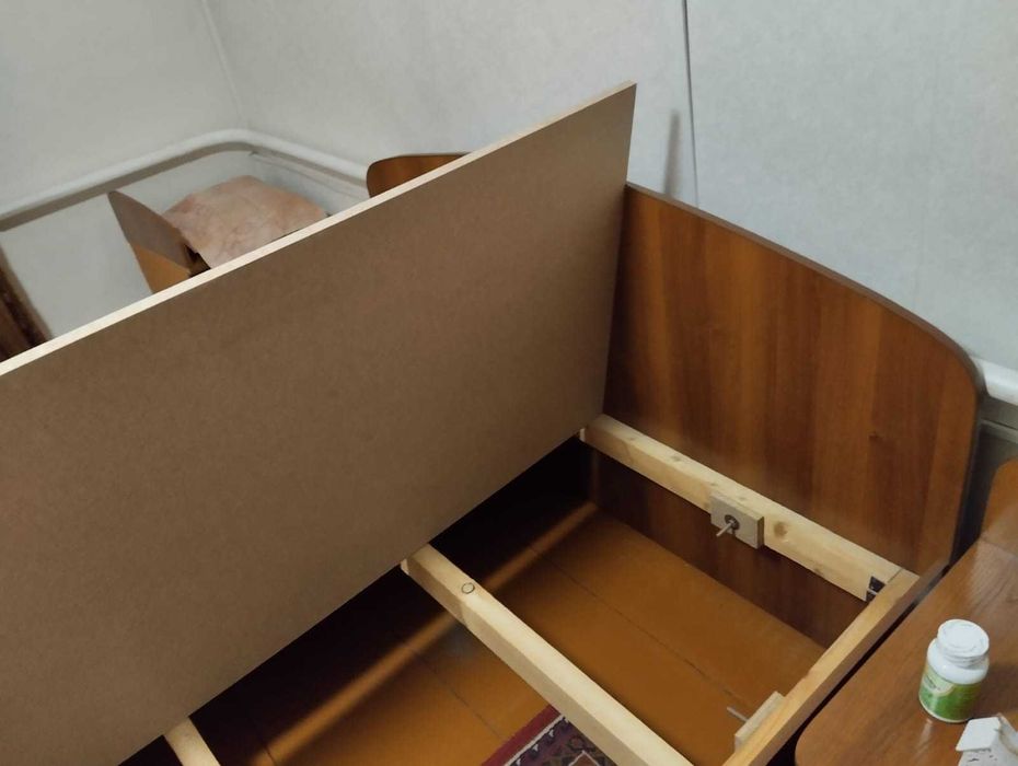 Кровать спальная