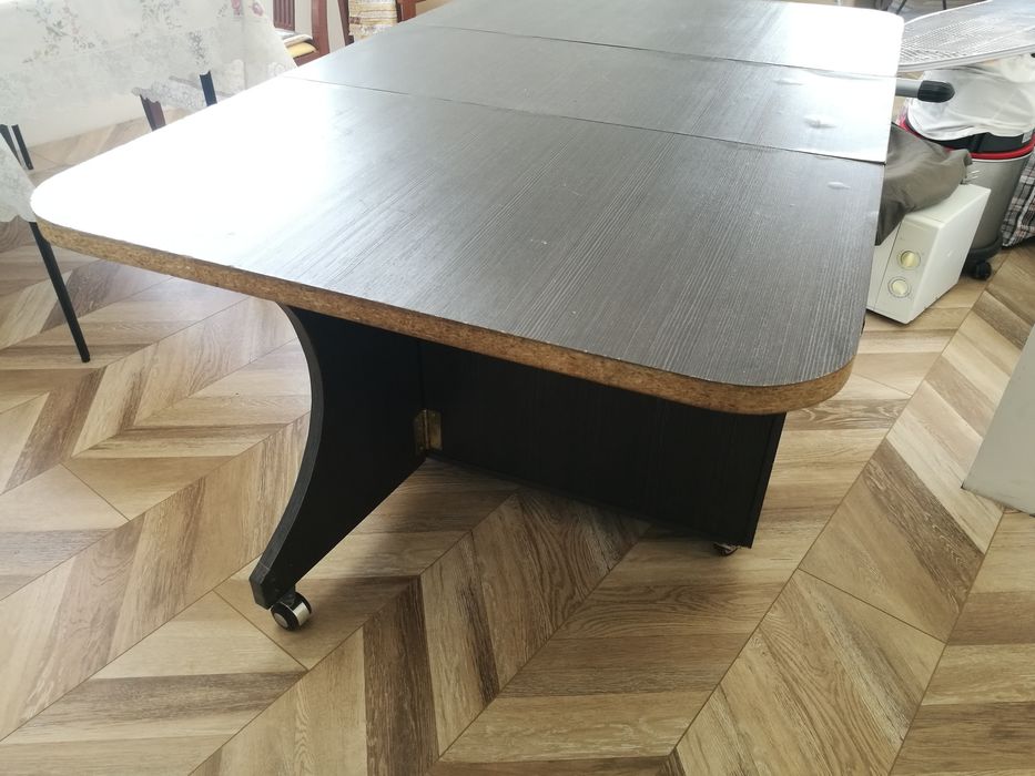 Стол складной на колесиках