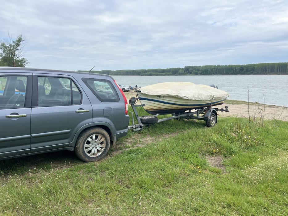 Лодка с двигател и колесар с регистрация