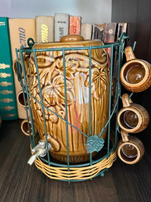 Керамичен декоративен съд с канелка и чашки –винтидж сет за ракия/вино