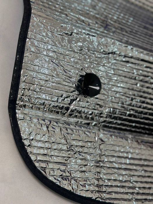 Шторка солнцезащитная на лобовое стекло.