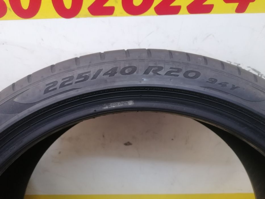 225/40/20  2*PIRELLI vara 94y  Runflat dot 3819. 4,50mm