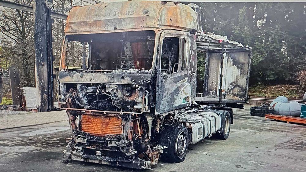 Vand Actros MP4 cu cabina arsa in totalitate.