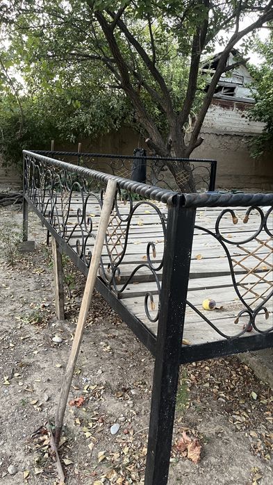 Топчан крепким металлокаркасом и коваными элементами