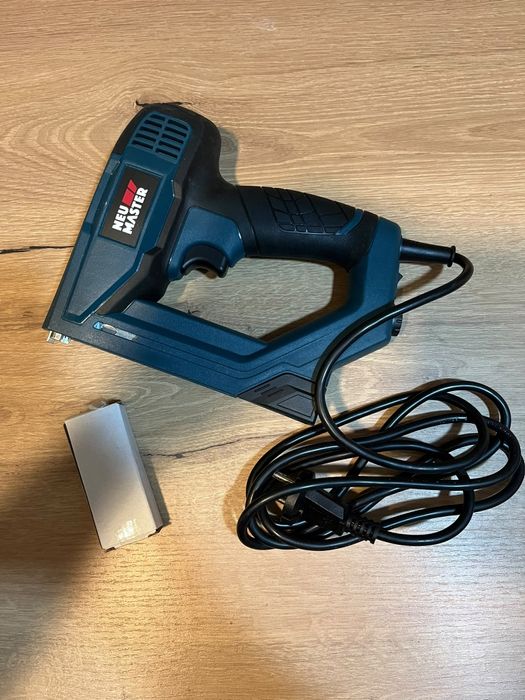 Pistol de bătut cuie și capse nou cu acumulator RAPID BTX606, am și capsator NeuMaster NTC0060