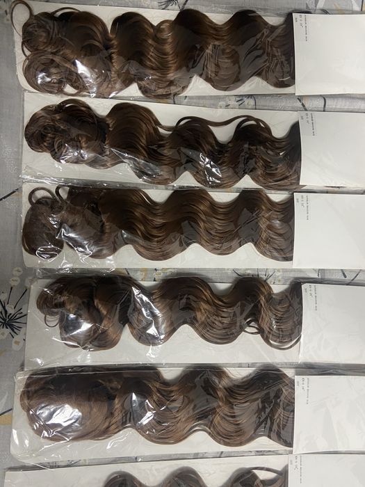 Extensi par sintetic codite afro 5 lei per bucata se vand angro sunt 21 buc rosu si 20 buc maro pret impreuna 41 buc 200 lei