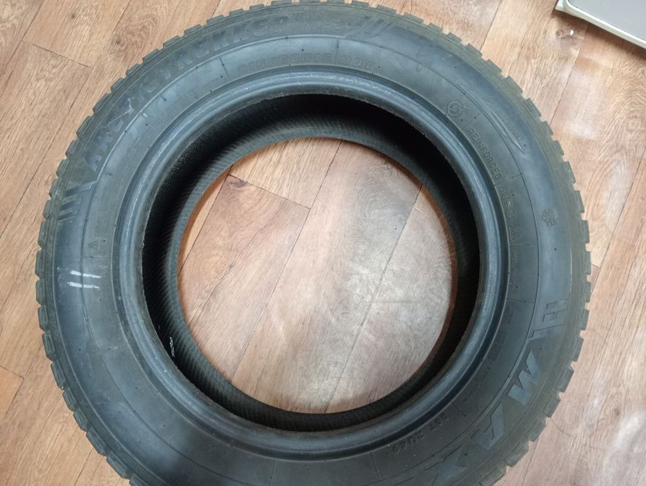 Продается шины зимный Maxxis