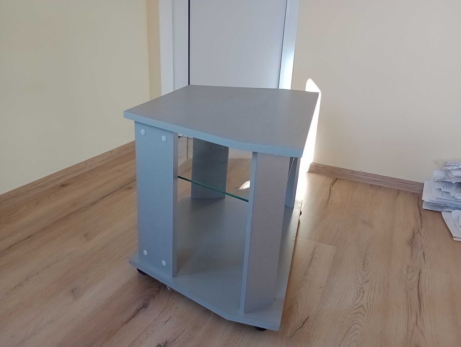 Масичка за телевизор с колелца