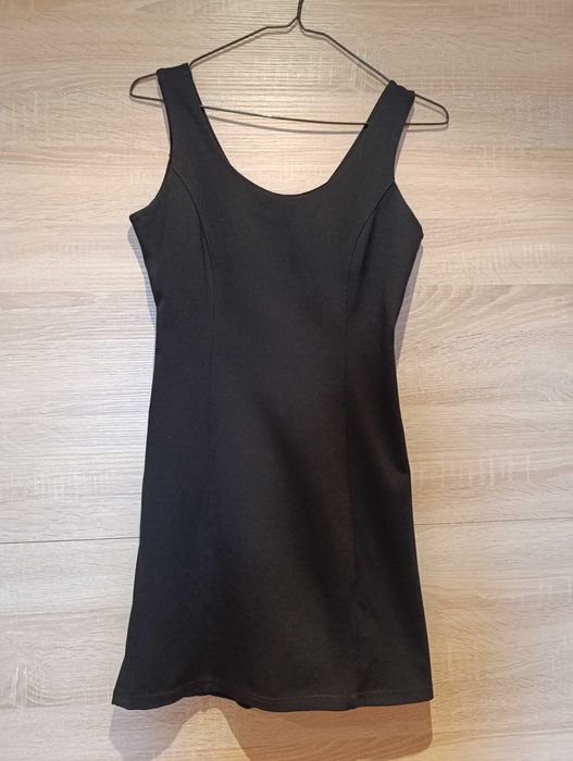 Черна къса оформяща рокля М 38