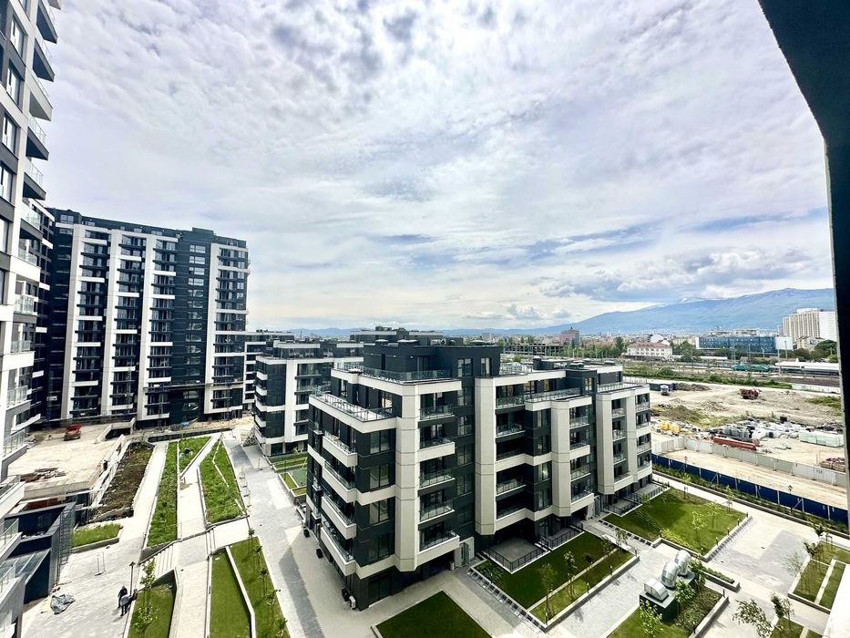 Тристаен апартамент с Акт 16 и подземно паркомясто до метро в Capitol Residence