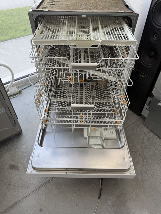 Съдомиялна MIELE 60/см с три кошници