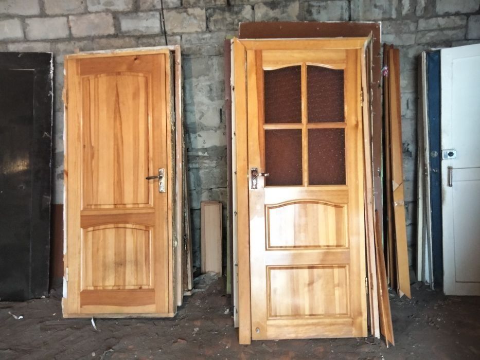 Деревянные двери.