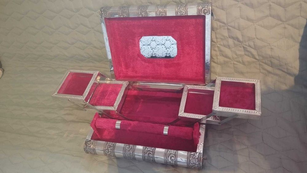 Продавам метална кутия за бижута с флорални инкрустации