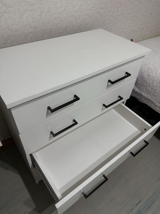 Комод белый с ручками