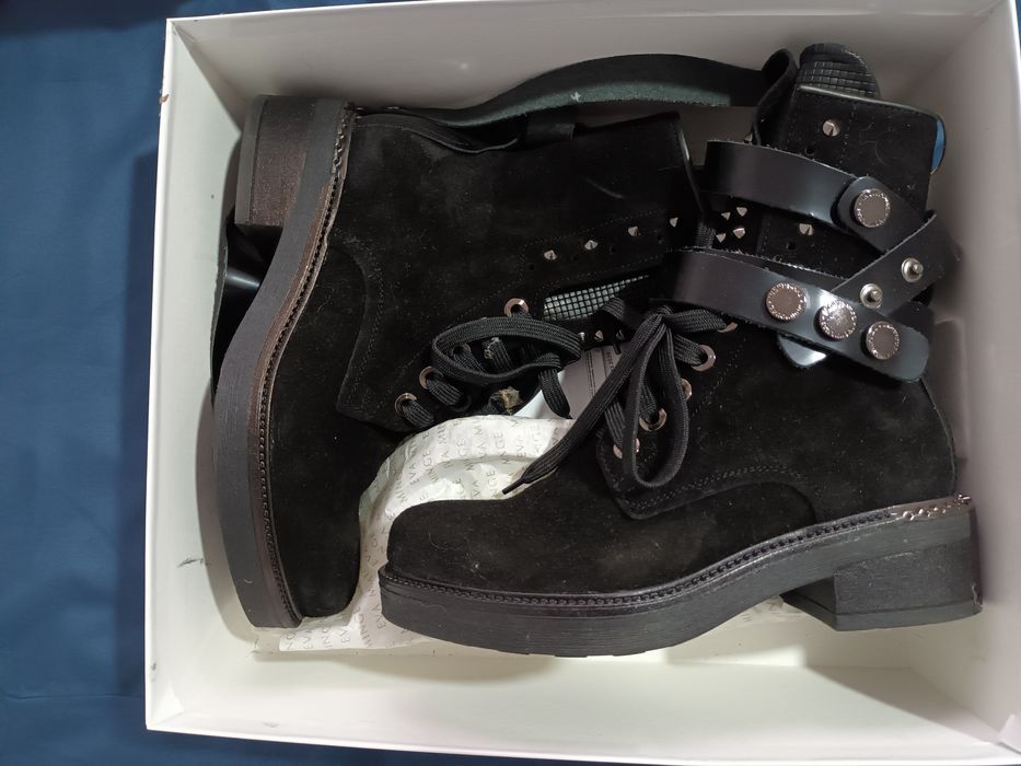 Vand bocanci eleganti URGENT si NEGOCIABIL