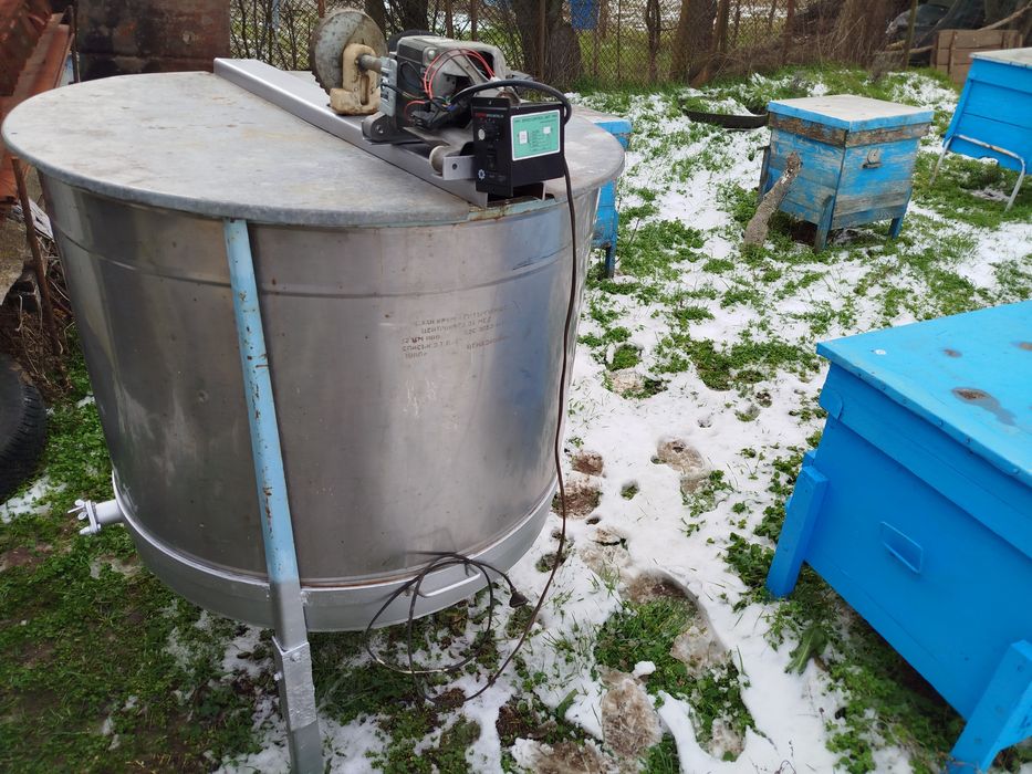 Центрофуга за вадене на мед