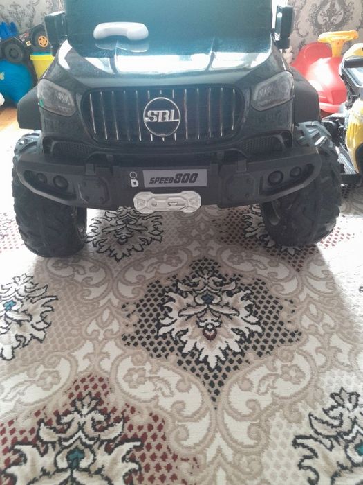 Продаёт детские машинки