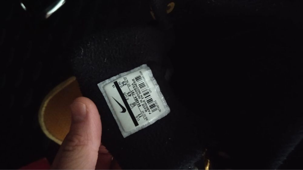 Продам Nike кроссовку (оригинал)