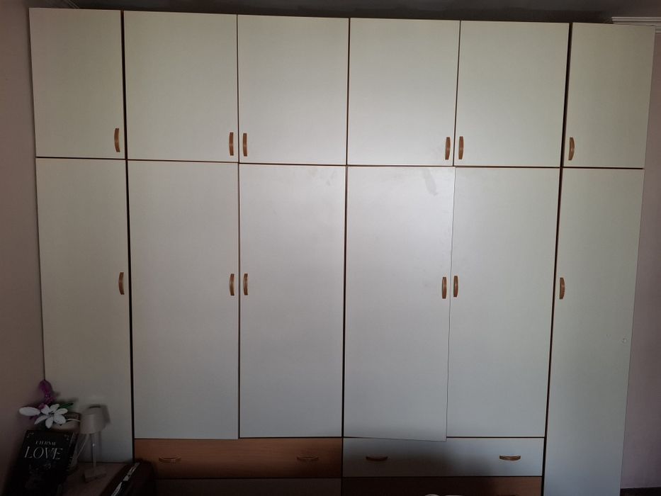 Шесткрилен гардероб