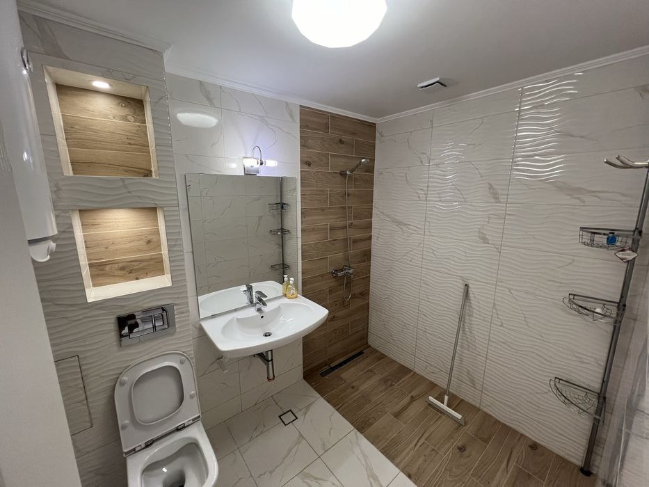 Тристаен Апартамент с ПАРКОМЯСТО, 2 бани, 2 спални до Катедралата.