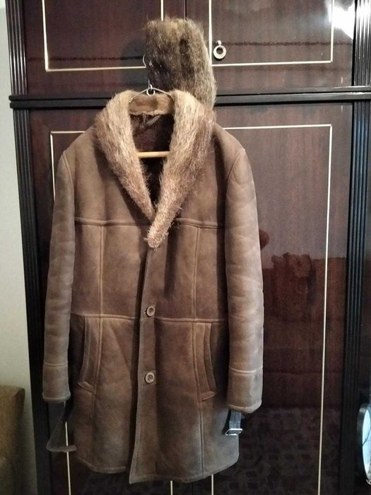 Vand haina de blana si caciula,barbatesti.