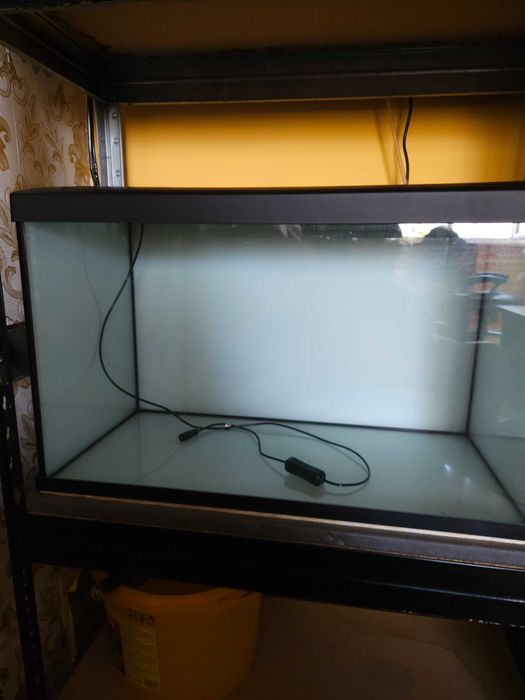 2 acvarii din sticla cu capacitate 50 L fiecare,iluminare LED,suport