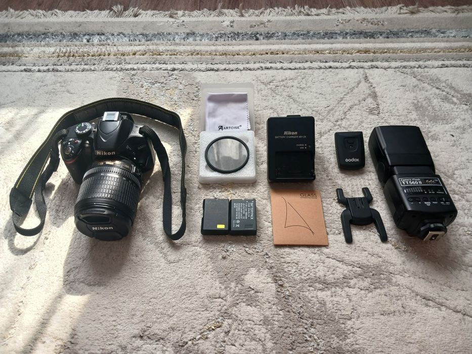 Nikon d3200+ универсальный обьектив(18-105мм)+вспышка godox и мелочи