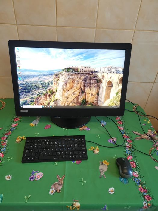 Monitor Lenovo tinchcenter 24 inchi
