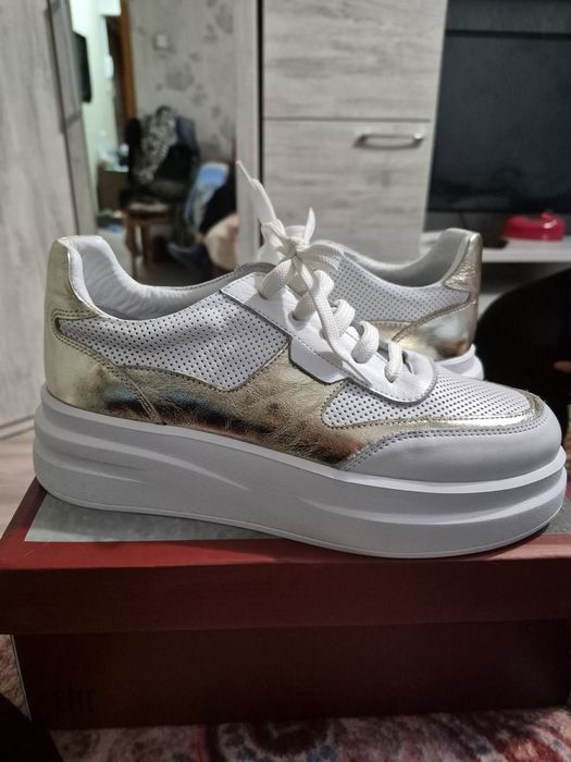 Кроссовки женские