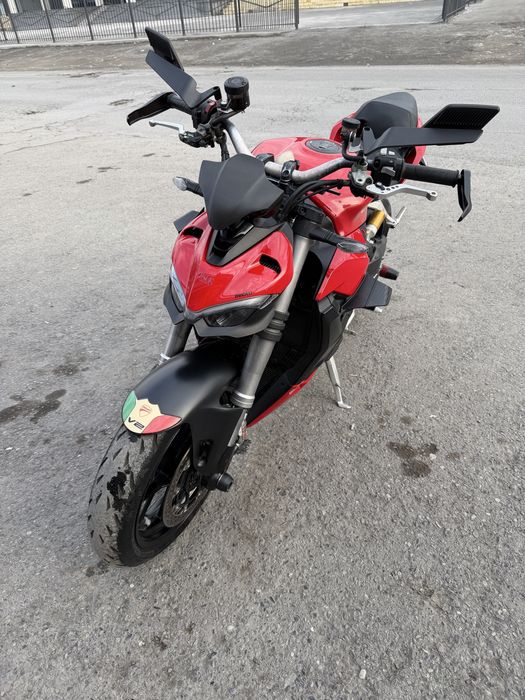 Ducati streetfighter v2