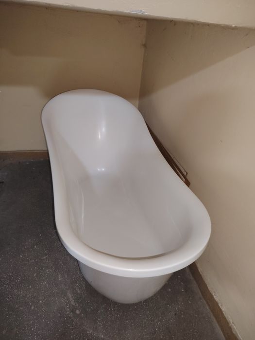 Vând cadă de apartament  super întreținută.