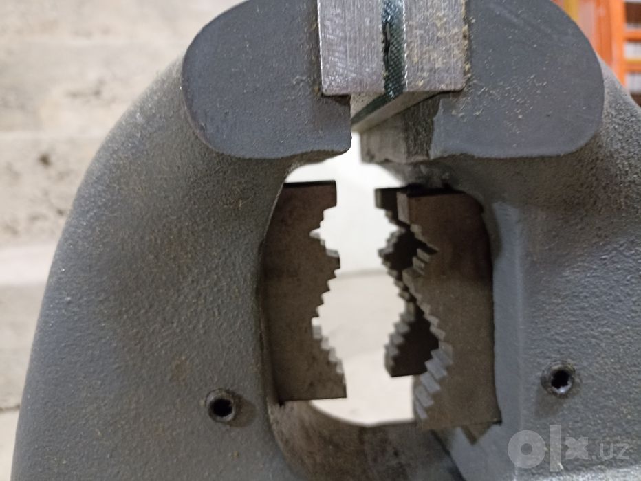 Тиски слесарные чугунные