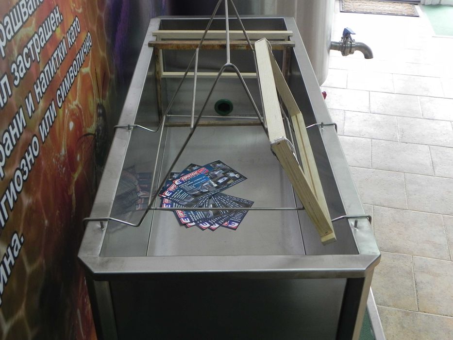 Центрофуга за вадене на мед