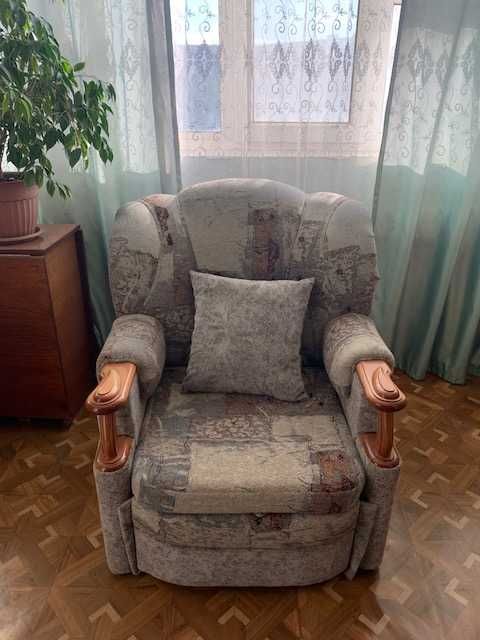 Диван и кресло, три подушки б/у