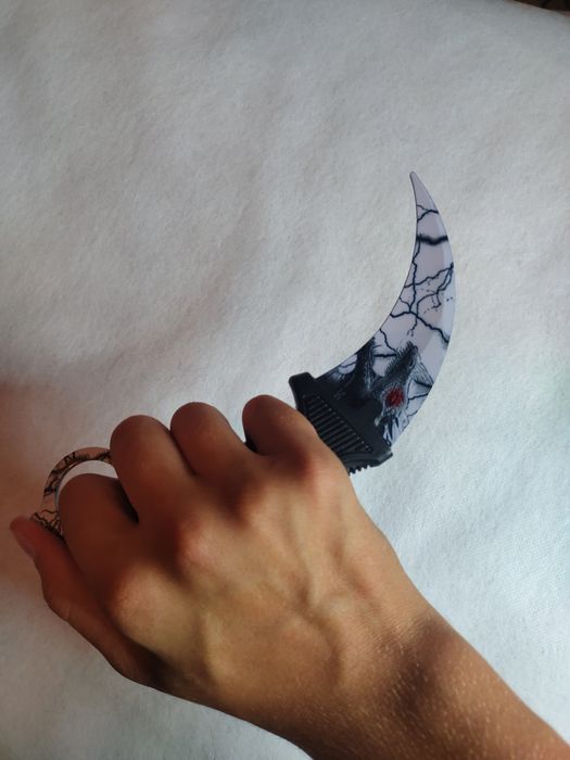 Продавам Karambit White Dragon