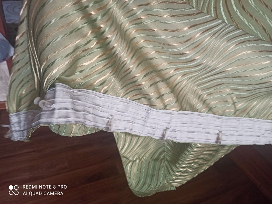 Продам шторы зелёные.