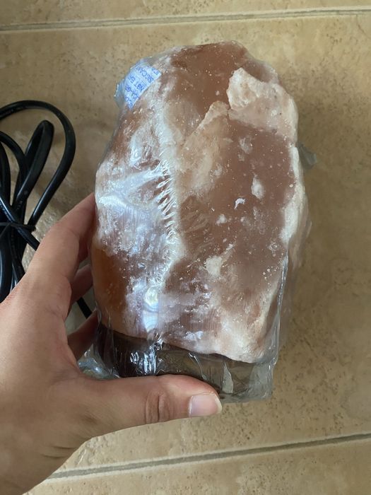 Бяла Солна Лампа с дървена основа 2-3 кг