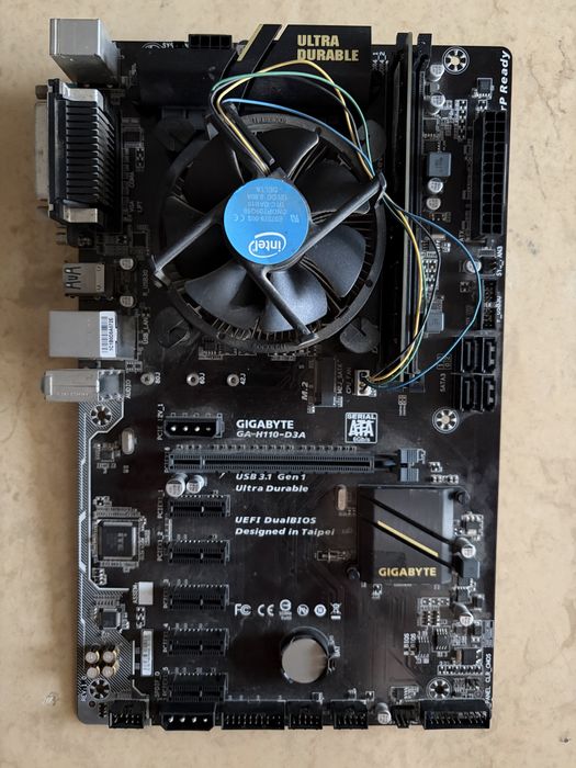 Почти цял компютър: Дъно GIGABYTE GA-H110-D3A + Процесор Celeron + 4GB DDR4 RAM