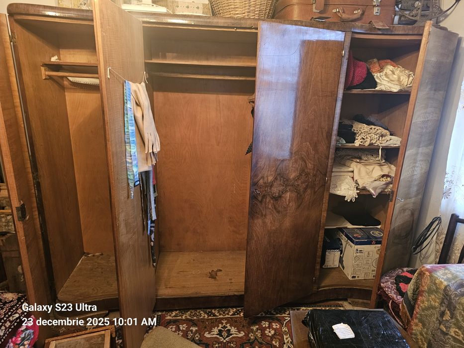 Mobilier foarte vechi