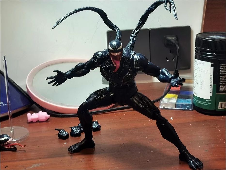 Продам экшн фигурку веном