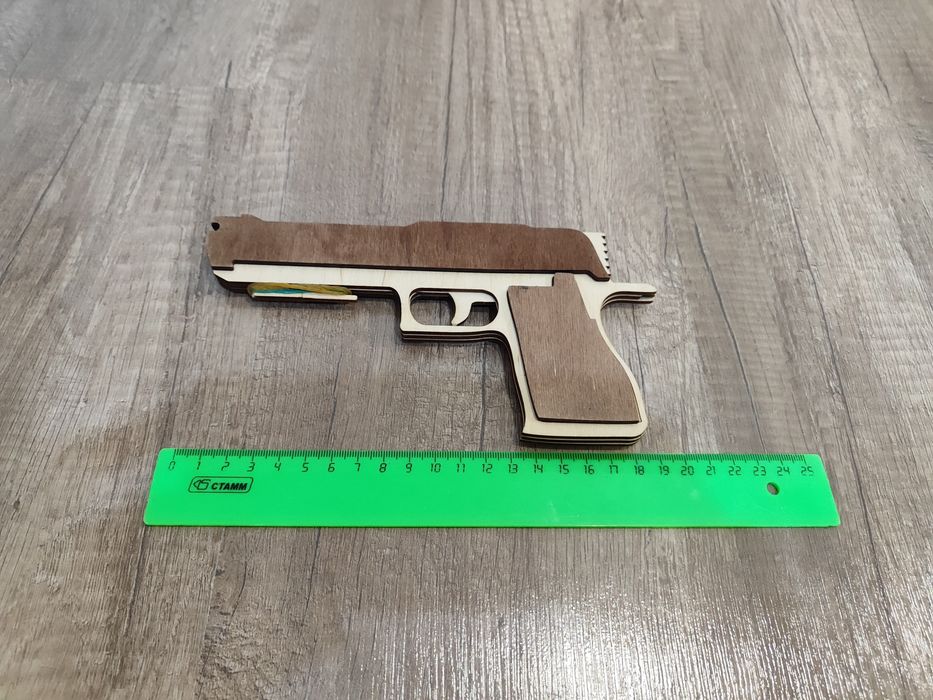 Деревянный игрушечный пистолет.