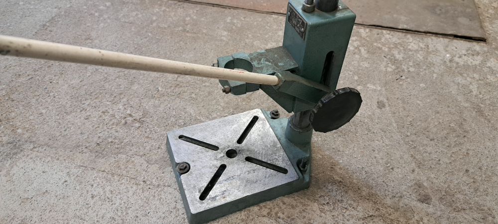 Стоика за бормашина .